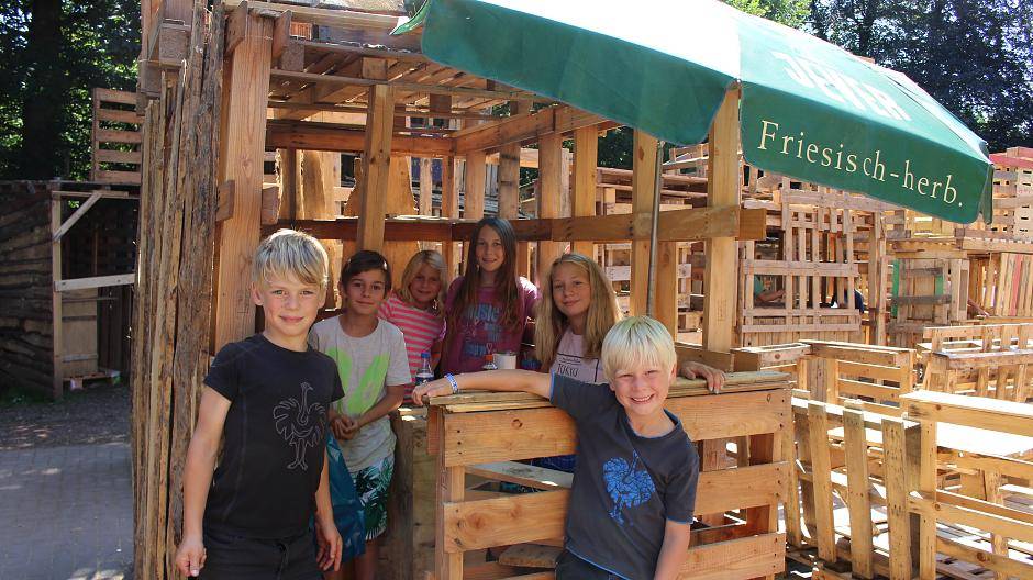 Maike und Chantal (Mitte)  haben ein gut laufendes Kiosk für die Kinder von Phantasien...