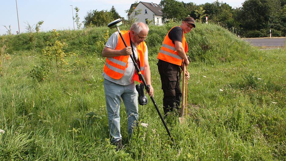 Vermessungsingenieur Peter Rohde (l.) und Assistent Marc Nußbaum suchen an der...