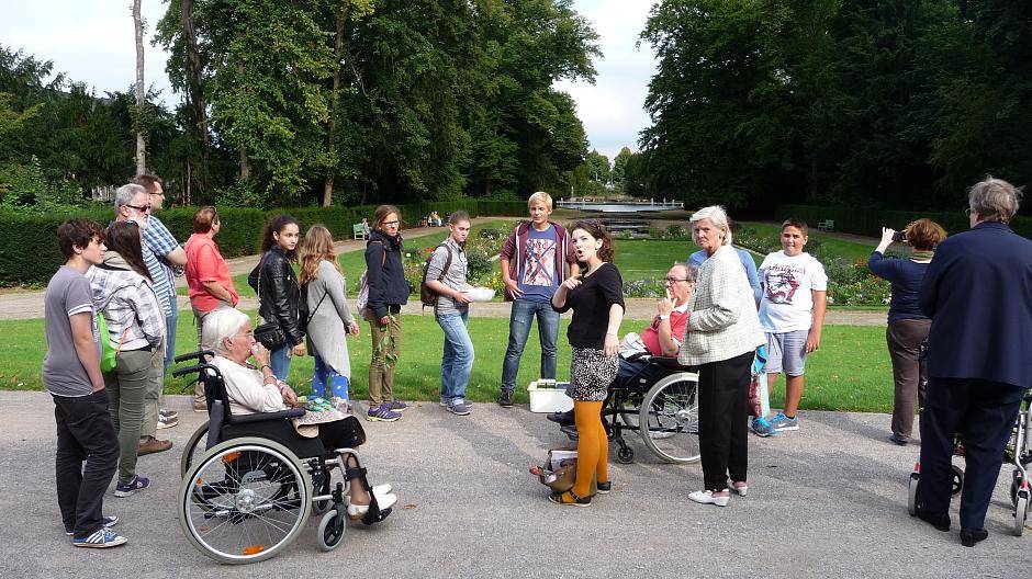 Die Schüler und CBT-Bewohner besichtigen gemeinsam den Schlosspark des Schlosses...