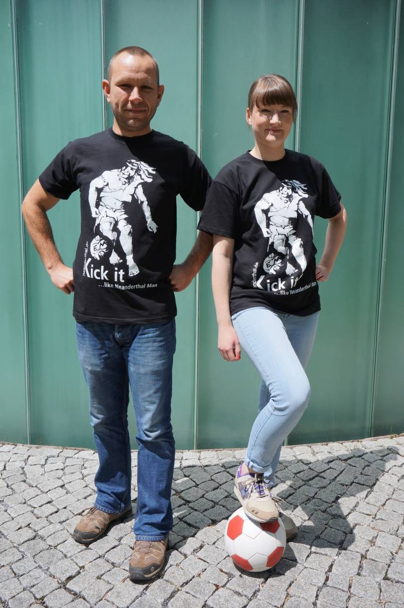 Das Fan-Shirt für EM- und Neanderthaler-Freunde: Kick it like Neanderthal Man!