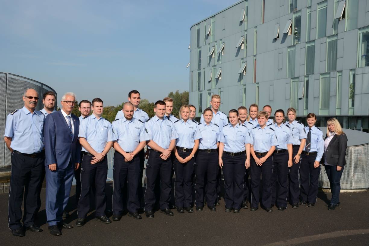  Landrat Thomas Hendele (3. von links) freute sich über die neuen Gesichter in Reihen der Polizei. 