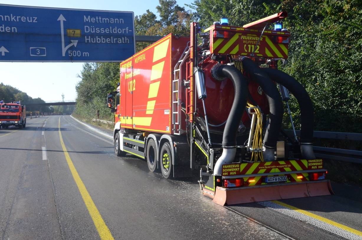  Die Fahrbahn wurde mit einem Spezialfahrzeug gereinigt. 