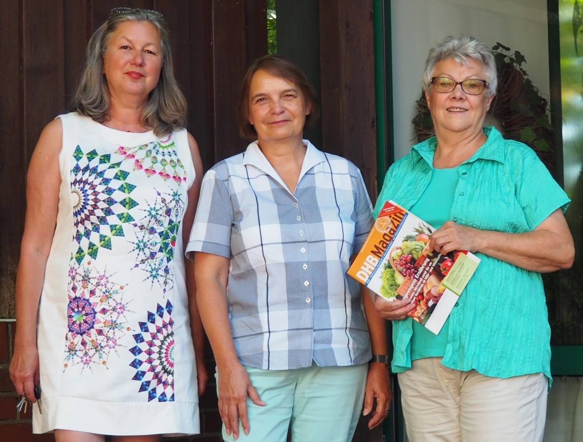  Lydia König freut sich mit der Landesvorsitzenden Elke Wieczorek und Schatzmeisterin Elisabeth Römer auf die Jubiläumsfeier des DHB-Netzwerks Haushalt in der Stadthalle. 
