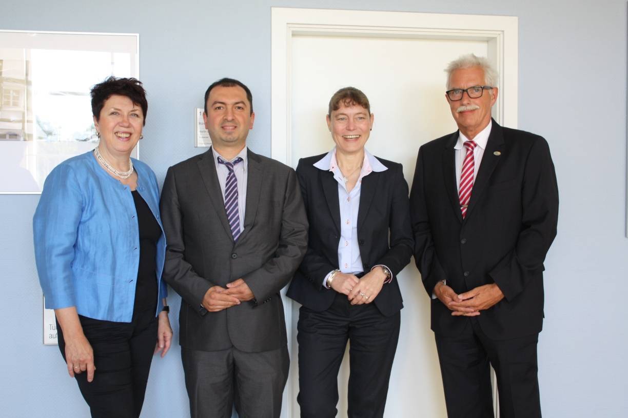  Ulrike Haase, Gökhan Yilmaz, Heidi Abbenhaus und Landrat Thomas Hendele im Kreishaus in Mettmann. 