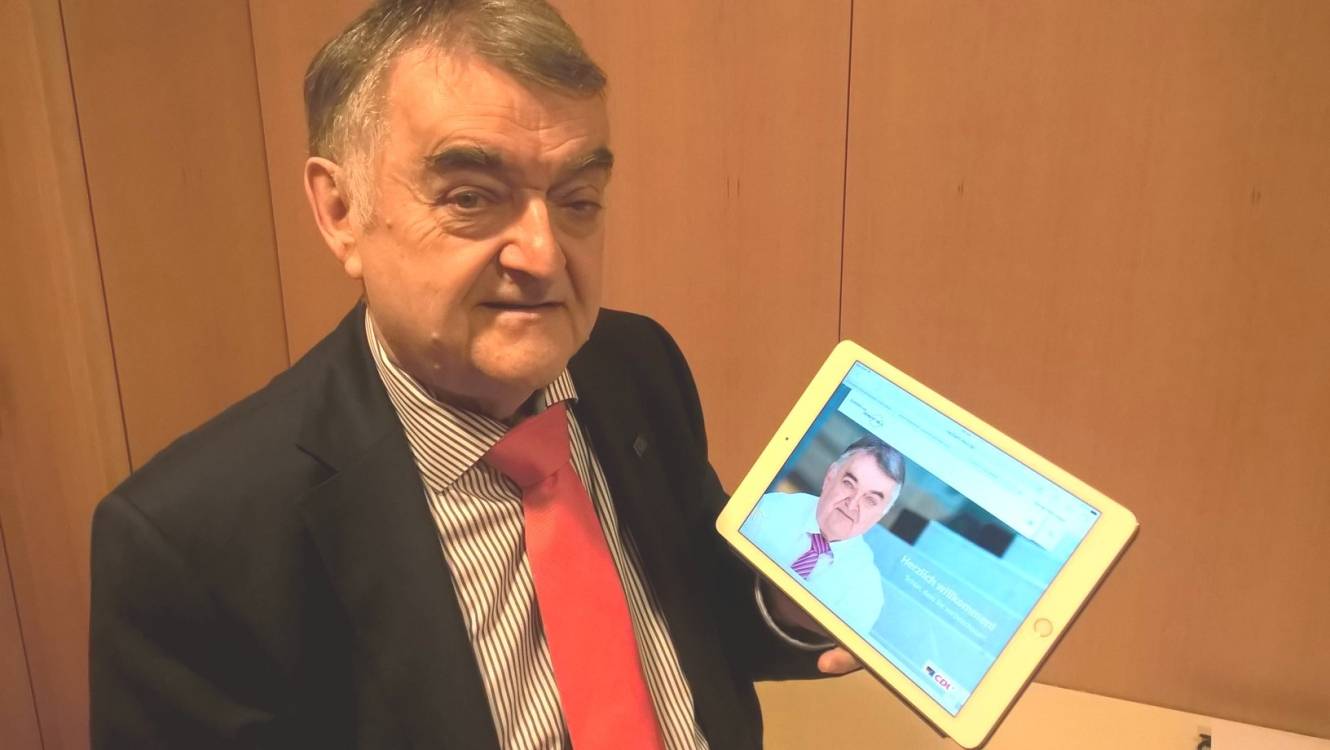 Herbert Reul freut sich über die neue Homepage. 