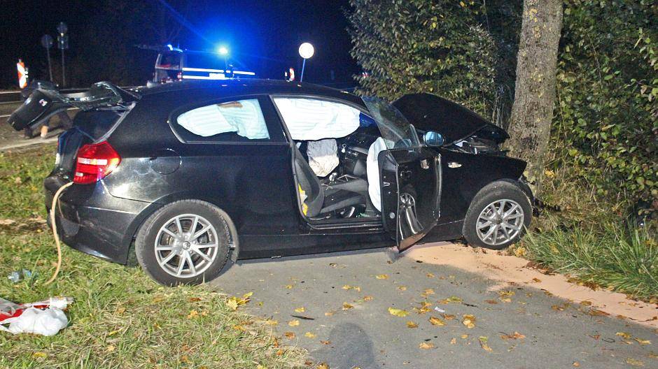 Falsch durch den Kreisverkehr und gegen einen Baum gerast