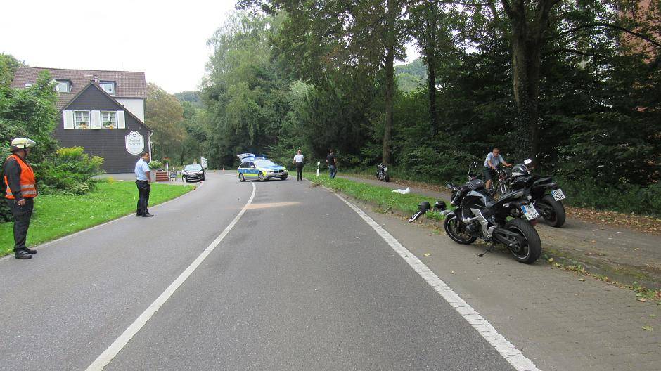 Biker gerät in den Gegenverkehr