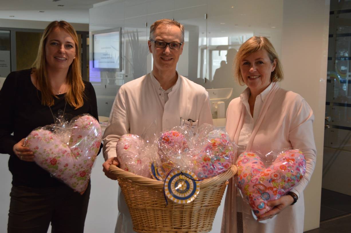  Malaika Eleftheriadis (l.) und Sabine Ziegler (r.) verschenkten zahlreiche Herzkissen an die Abteilung für Gynäkologie unter Leitung von Chefarzt Dr. Clemens Stock. Diese werden zukünftig an die Brustkrebspatientinnen verschenkt. 
