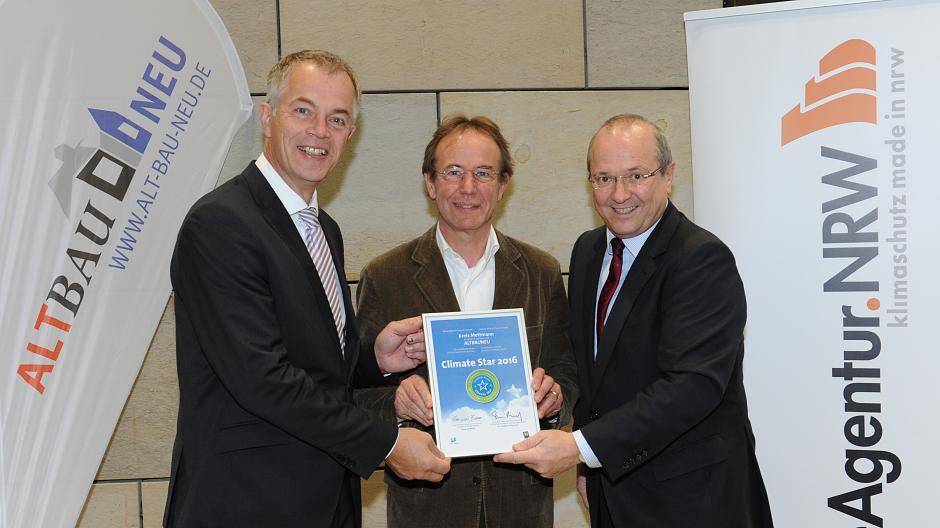 Projektkoordinator Peter Wobbe-von Twickel (Mitte) nimmt die Urkunde von Umweltminister...