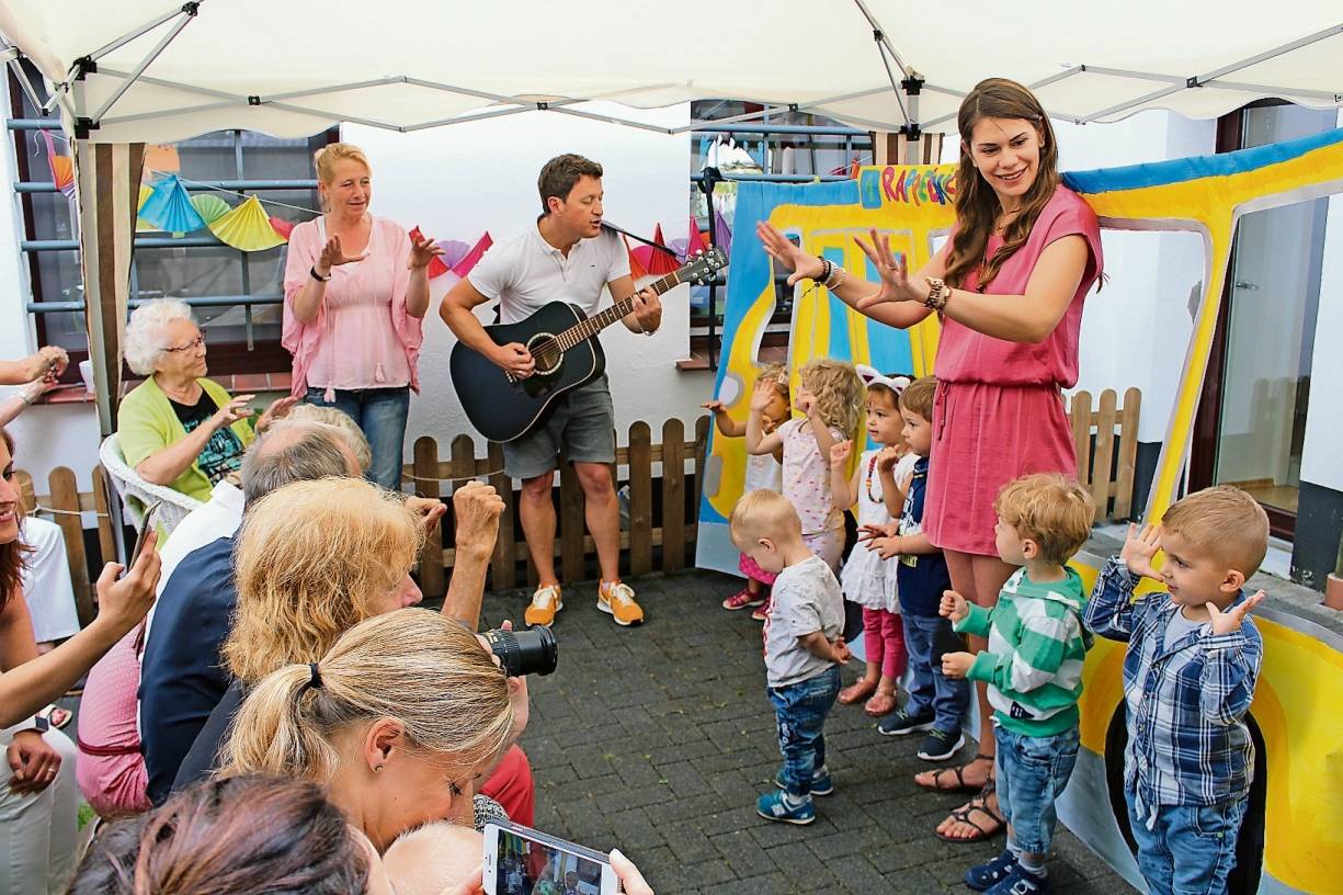 Busfahren macht Spaß. Das wissen auch die Rappelkistenkinder und singen ein lustiges Lied darüber. 