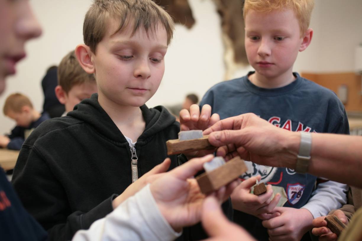 Keine Langeweile in der Steinzeitwerkstatt