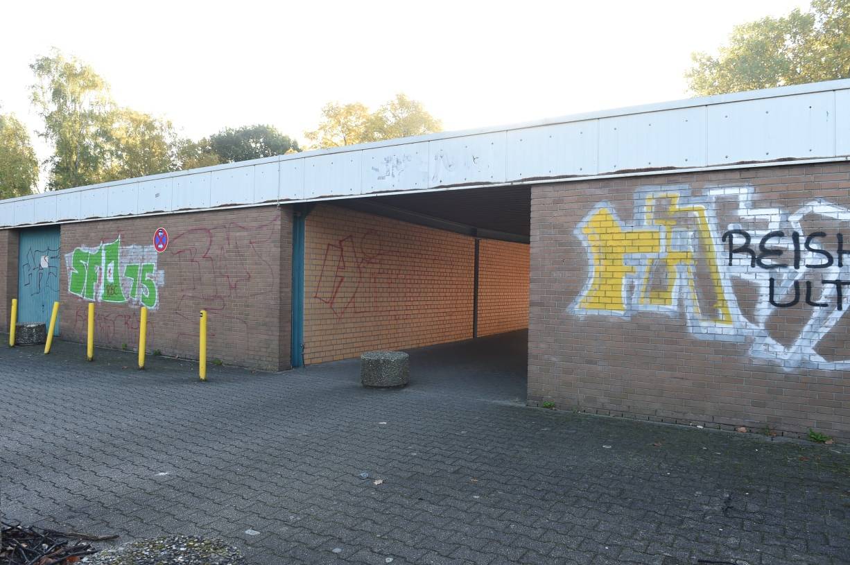  An dieser Unterführung passierte es: Der Sportpark Niederheid in Düsseldorf, wo der SFD ’75, übrigens einer der größten Vereine der Landeshauptstadt, seine Heimspiele austrägt. Oder ausgetragen hat, denn beide ersten Mannschaften wurden zurückgezogen. 
