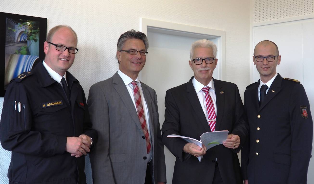  Der stellvertretende Kreisbrandmeister Mirko Braunheim, Kreis-Ordnungsdezernent Nils Hanheide, Landrat Thomas Hendele und der Leiter der Ratinger Feuerwehr René Schubert (v.l.n.r.). 