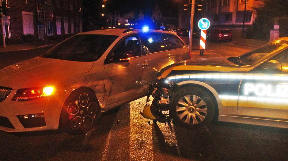 Streifenwagen verunglückt auf Einsatzfahrt