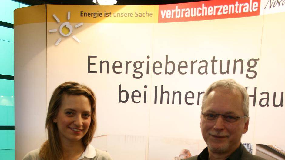 Laszlo Letay und seine Tochter Csilla informierten am Stand der...