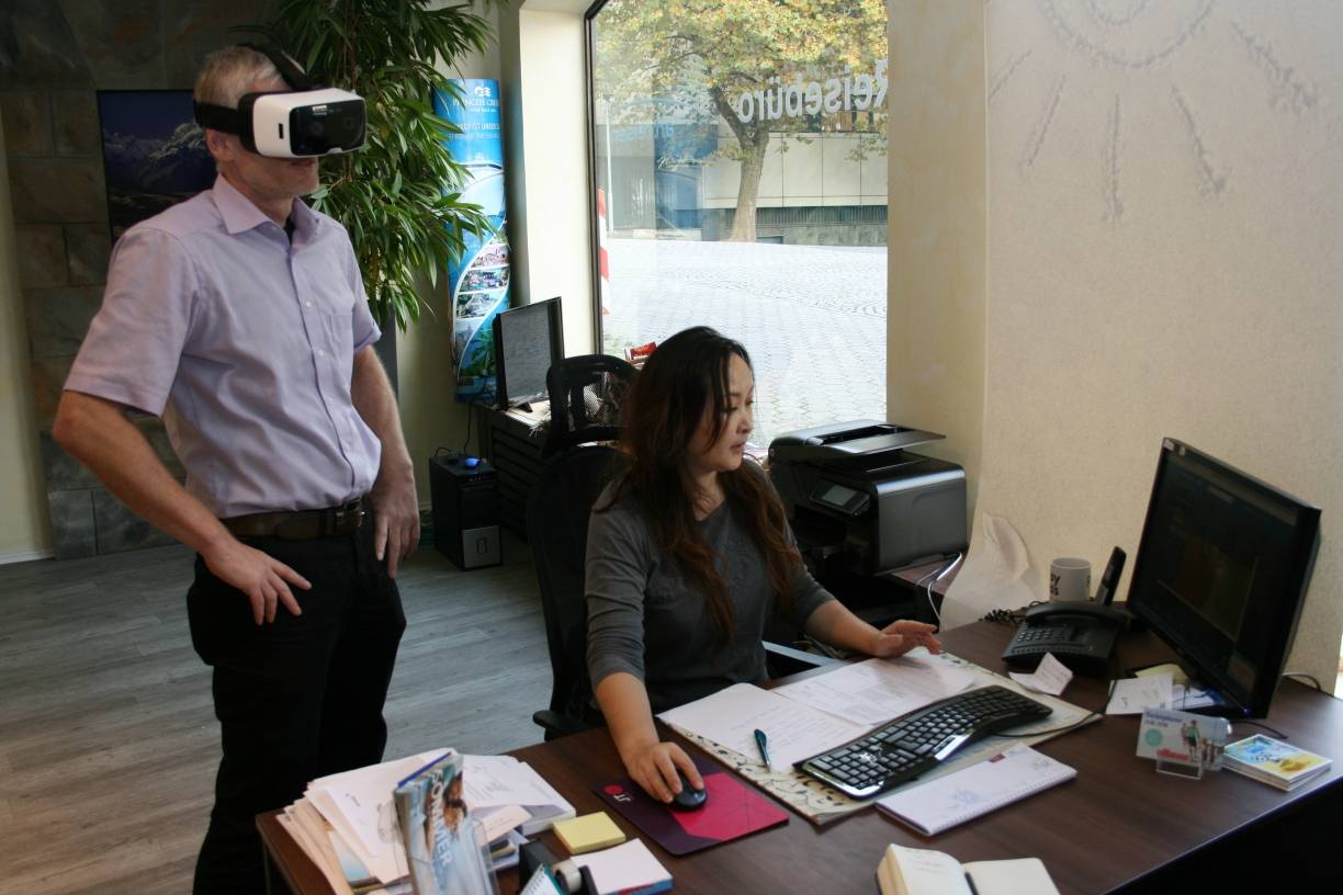  Bernd Wychlacz und Eni Delegnyam führen die neue 3D-Brille in ihrem Reisebüro vor. 