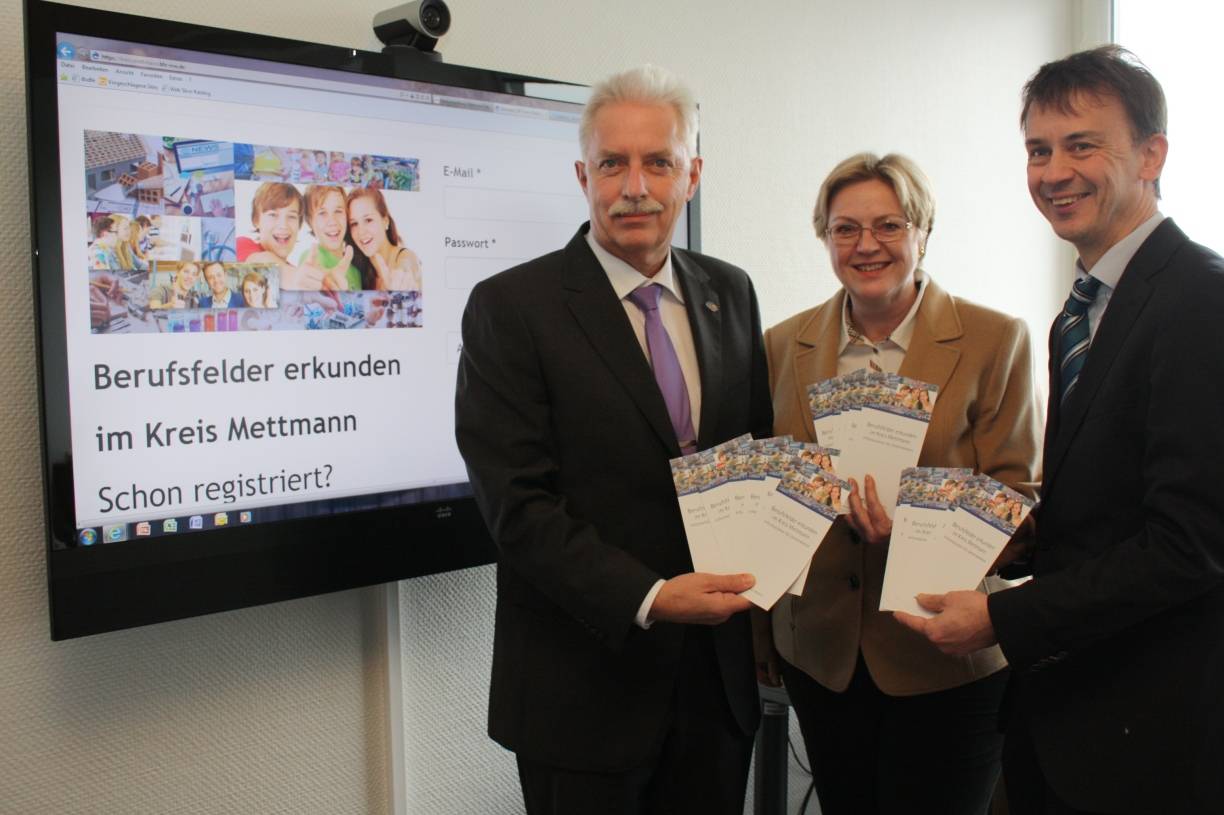  Landrat Thomas Hendele, Anette Pesler vom Regionalen Bildungsbüro beim Kreis Mettmann, und Clemens Urbanek, Geschäftsführer der Abteilung Berufsbildung der IHK Düsseldorf. 