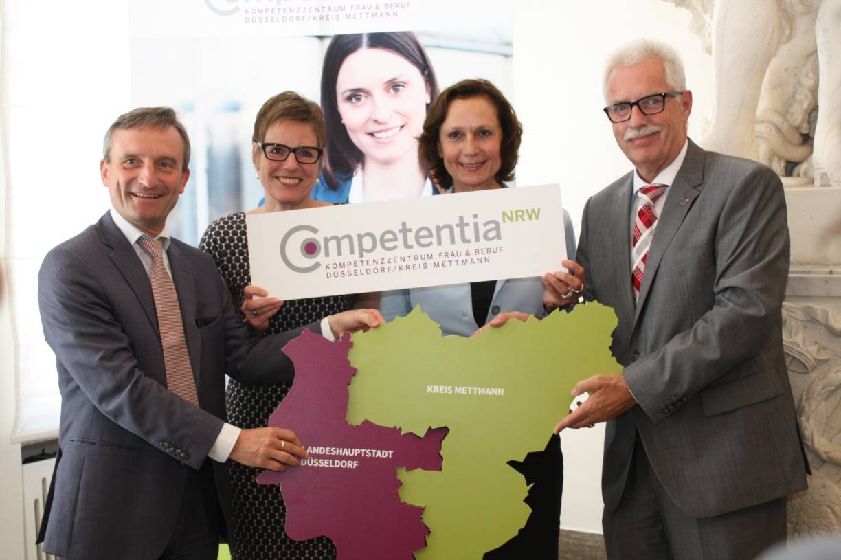  Oberbürgermeister Thomas Geisel (Landeshauptstadt Düsseldorf), Claudia Diederich (Geschäftsführerin Zukunftswerkstatt Düsseldorf), Dorothea Körfers (Leiterin Kompetenzzentrum Frau und Beruf Düsseldorf und Kreis Mettmann) sowie Landrat Thomas Hendele freuen sich auf die weitere Zusammenarbeit. 