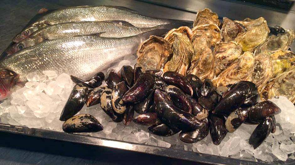 Fisch, Muschel und feinste Austern sind eine Spezialität der Brasserie...