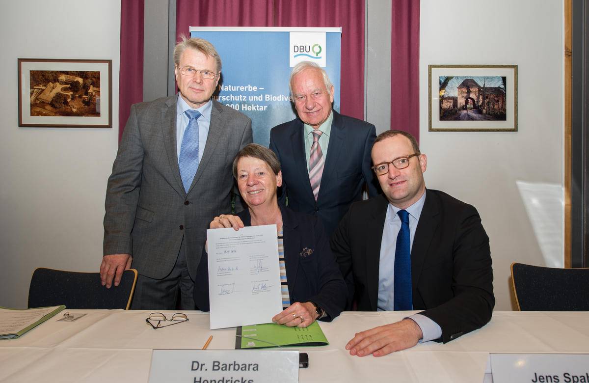  Mit den Unterschriften von DBU-Generalsekretär Dr. Heinrich Bottermann, Bundesumweltministerin Dr. Barbara Hendricks, DBU-Kuratoriumsmitglied Cajus Caesar und Jens Spahn, parlamentarischer Staatssekretär im Bundesfinanzministerium (v.l.) übernimmt die DBU Naturerbe GmbH weitere 23 Flächen mit rund 9.000 Hektar vom Bund.  
