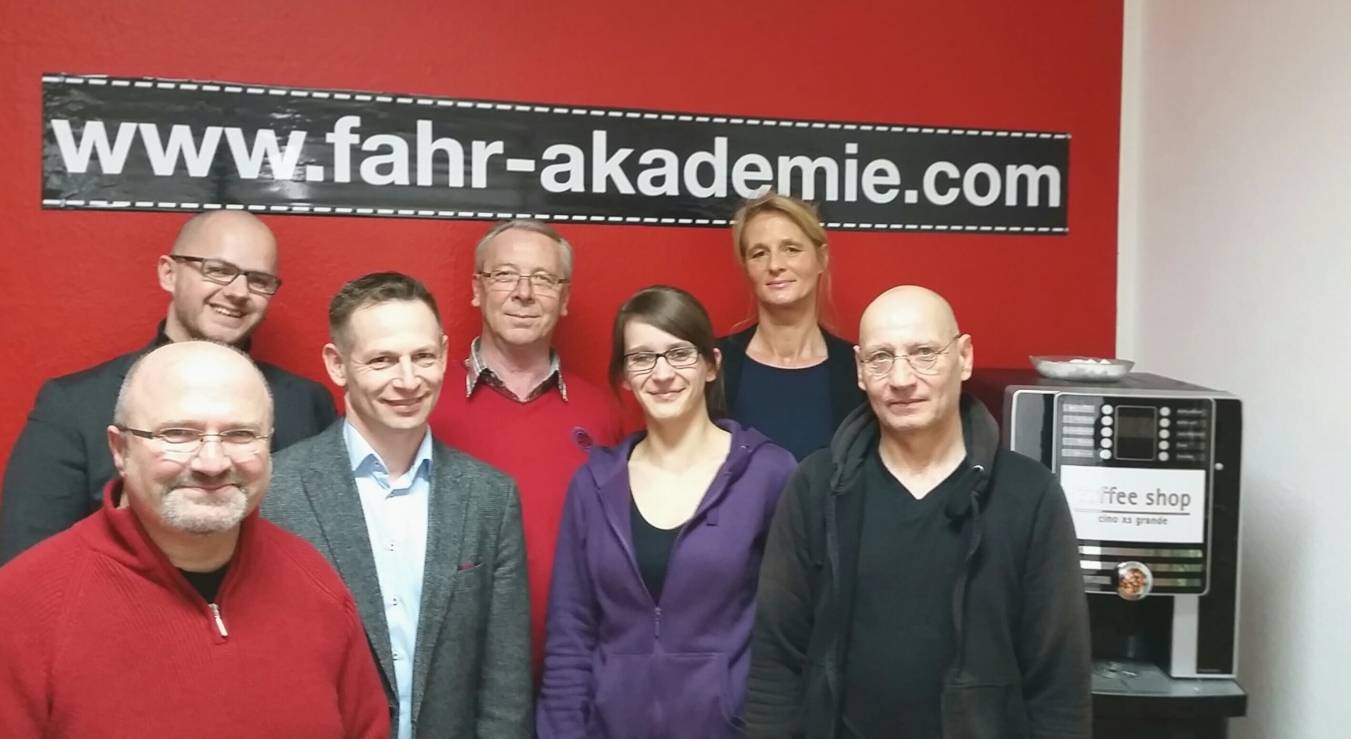  Das Team der Fahrschul-Akademie vermittelt auch Jobs! 