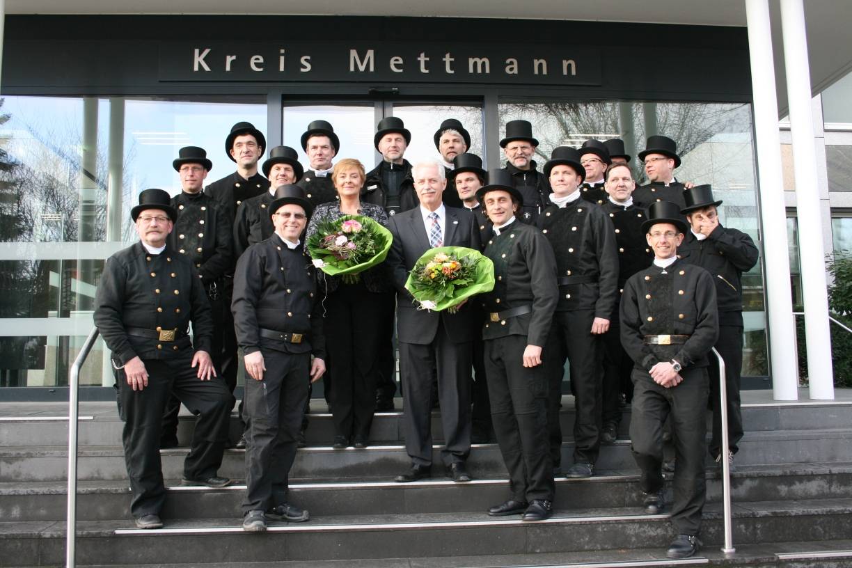  Schornsteinfeger aus allen Kreisstädten besuchten den Landrat und wünschten ihm und Ordnungsamtschefin Martina König viel Glück. Insgesamt gibt es 34 Kehrbezirke im Kreis. 