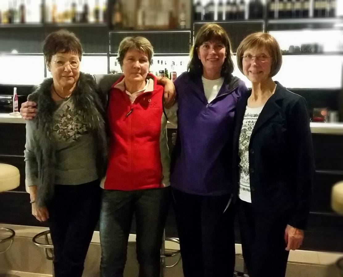  Sportwartin Gisela Winzer (2.v.l.) überreichte Doris Speck, Claudia Keiser und Erika Röler am Montag ihre Sportabzeichen. 