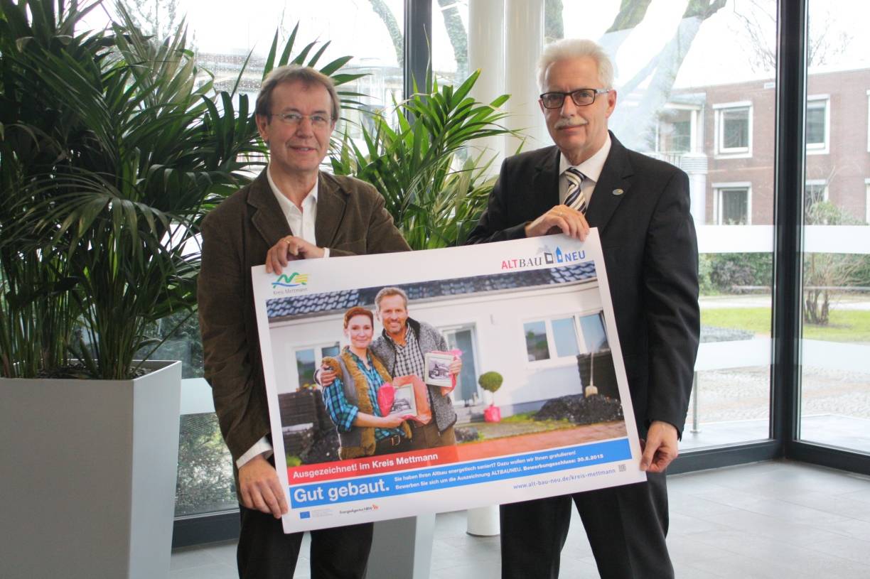  Landrat Thomas Hendele (re.) und Projektkoordinator Peter Wobbe-von Twickel rufen Hausbesitzer auf, sich für die Auszeichnung AltBauNeu zu bewerben. 