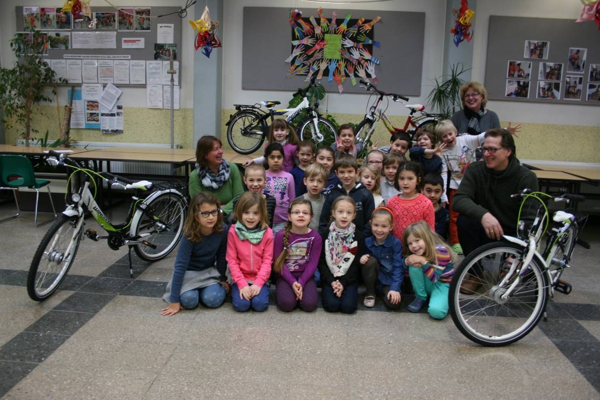  Jörg Leitner übergab der Klasse 1c und ihrer Klassenlehrerin Dagmar Wedemeyer sowie Schulleiterin Birgit Krohm vier nagelneue und schicke Fahrräder. 