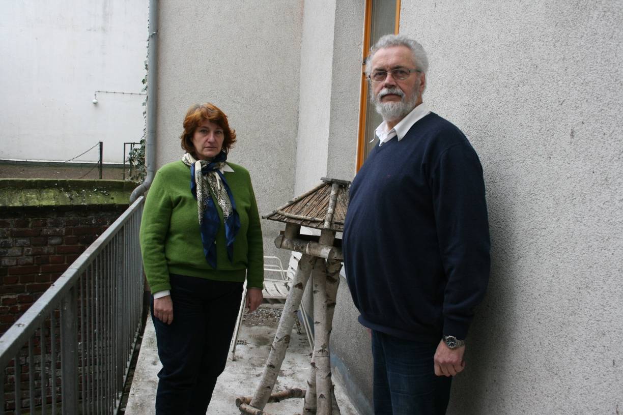  Gitta Burberg und Jochen Klister vor dem Vogelhäuschen auf ihrem Balkon. Sie können es moralisch-ethisch nicht vertreten, Tauben einfach „verrecken“ zu lassen. 