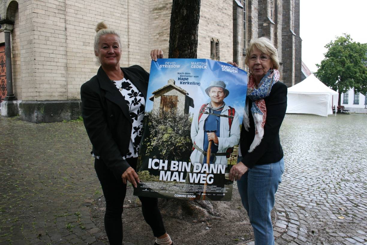  Marion Buschmann und Margarete Papenhoff präsentieren "Ich bin dann mal weg". Das Wetter wird am 19. August dann hoffentlich besser sein als beim Fototermin auf dem Markt. 