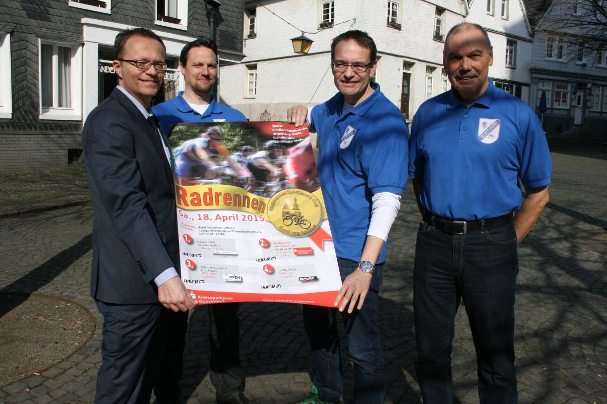  Die Organisatoren präsentieren das Plakat. 
