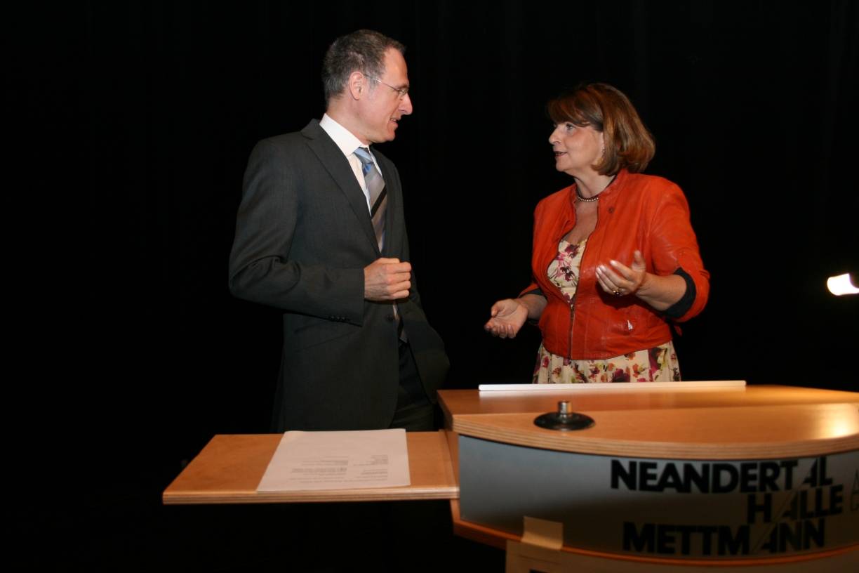  Richard Freiherr von Wittekind (Daniel Wandelt) lieferte sich auf der Bühne des Theatersaals der Neandertalhalle ein Rededuell mit der SPD-Bürgermeisterkandidatin Andrea Rottmann. 