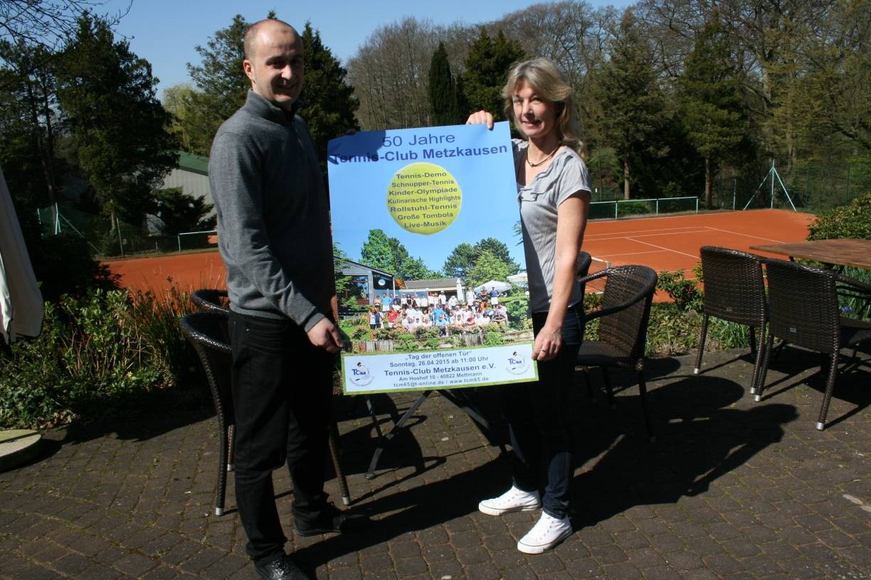  Clubgastronom Nesret Sabani und Jugenwartin Kristin Füchsle präsentieren das Plakat zum Tag der offenen Tür am 26. April. 