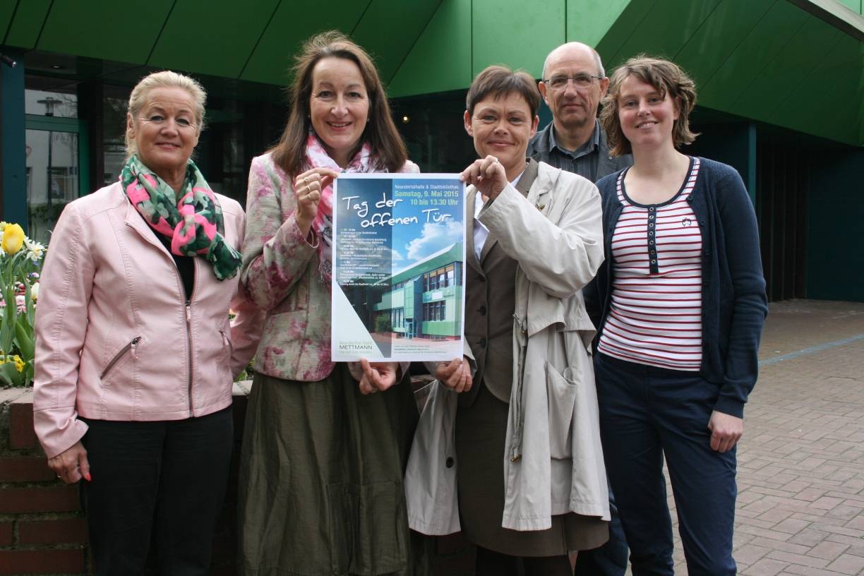  Kulturamtsleiterin Marion Buschmann, Fachbereichsleiterin Astrid Hinterthür, Dr. Silvia Nolte, Leiterin der Pressetelle, Bauamtsleiter Kurt Werner Geschorec und Imke Ridder, die Leiterin der Stadtbibliothek, laden in die Stadthalle ein. 