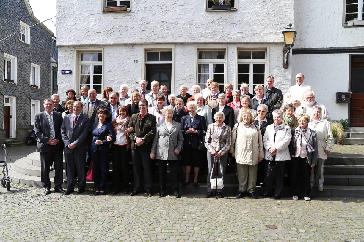  Die Jubilare versammelten sich nach dem Gottesdienst auf dem Marktplatz. 