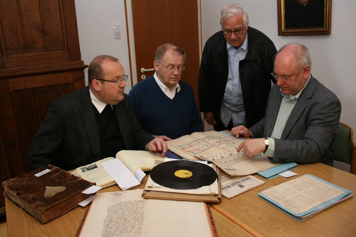  Pfarrer Herbert Ullmann, Neu-Archivar Michael Kapitzke und Josef Bauer vom Kirchenvorstand ließen sich von Dr. Joachim Oepen die größten Schätze des Mettmanner Kirchenarchivs zeigen. 