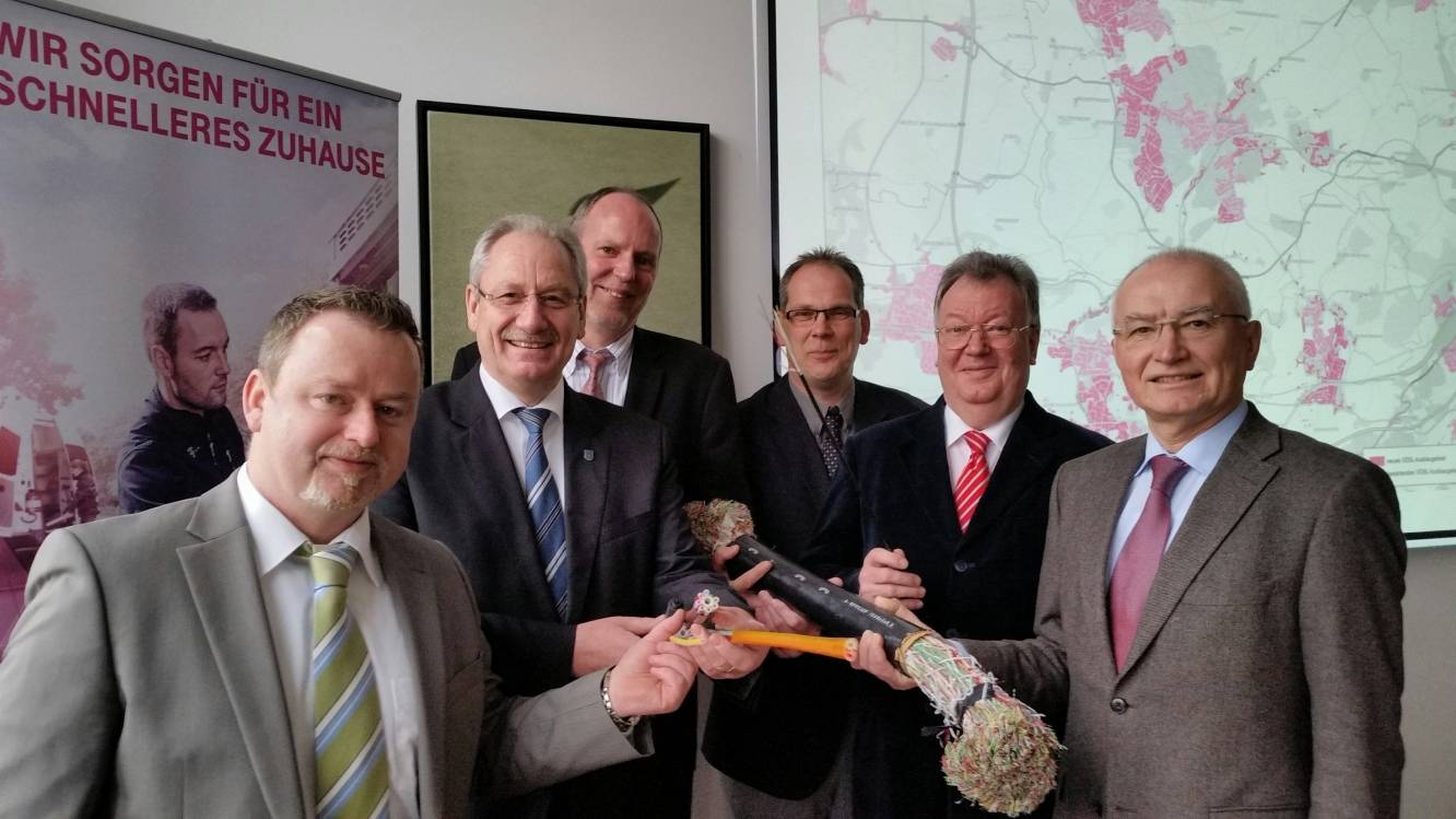  Zeigen die Unterschiede von Kupfer- und Glasfaserkabeln (v.l.): Peter Kroppen (Telekom), Bernd Günther (Bürgermeister Mettmann), Uwe Abels und Stefan Mysliwitz (Telekom) Knut von Bovert (Bürgermeister Haan) und Arno Werner (Bürgermeister Erkrath). 
