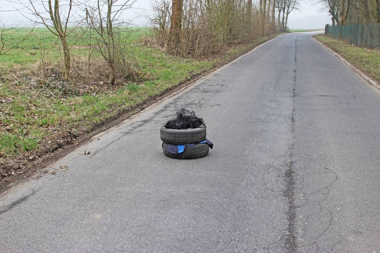  Dieser Reifenstapel wurde mutwillig auf die Straße gelegt. 