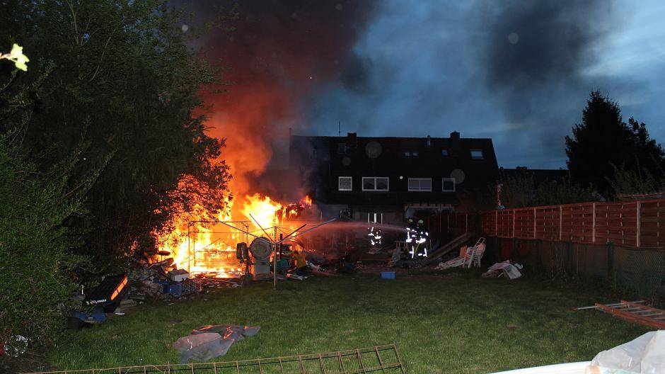 Bewohnter Gartenlaubenanbau durch Feuer total zerstört