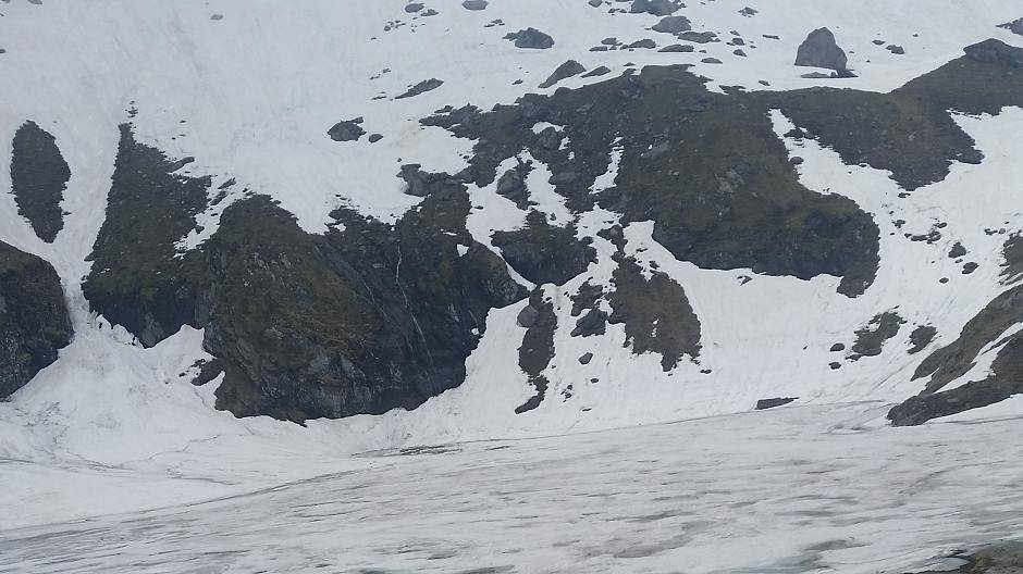Es lag sogar noch Schnee am Berggipfel und das Mitte...