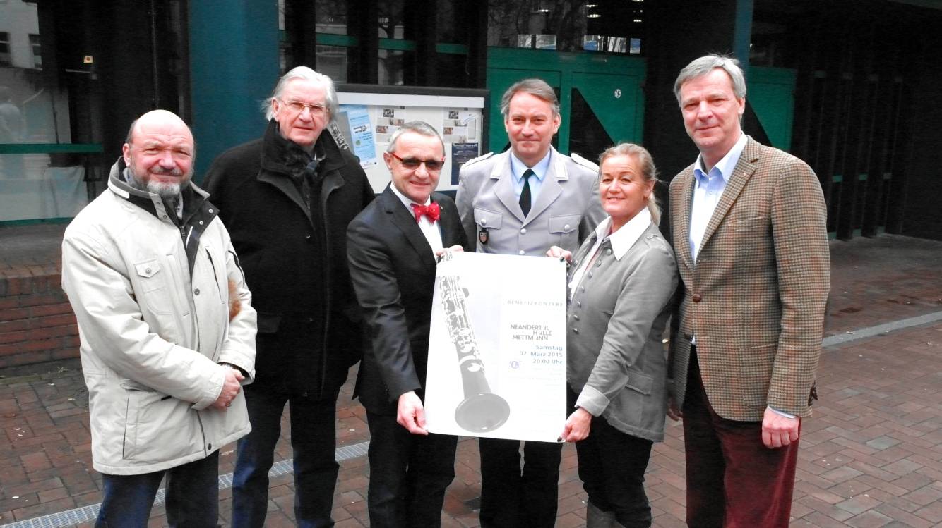  Karl-Heinz Kensche (Musikschule), Detlef Ende (Lachen helfen), Dr. Ingo Winkelmann (Lions-Club), Oberstleutnant Michael Euler, Marion Buschmann (Kulturabteilung Stadt Mettmann) und Jürgen Jülich (Lions Club) freuen sich auf das Konzert. 