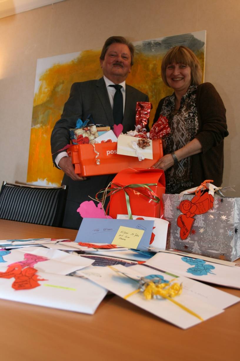  Bernd Huckels, Geschäftsführer des Evangelischen Krankenhauses, übergibt Hilde Benninghofen-Giese die Gutscheine der Charitybaum-Aktion zu Weihnachten. 