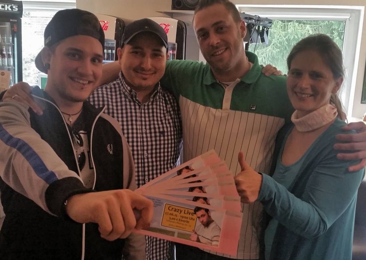 Die Musiker Jonas Jungblut und Christian Knipping planen gemeinsam mit Gastronom Oliver Ritzkat und Spielplatzpatin Nicola Hengst- Gohlke eine Liveshow zu Gunsten der Spielplatzpaten. 