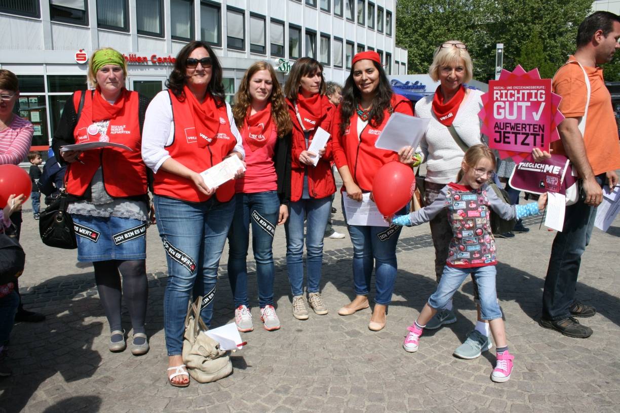  Die Erzieherinnen in Mettmann kamen am vergangenen Freitag auf dem Jubiläumsplatz zusammen, um über ihre Lagen zu informieren und für Unterstützung zu werben. Viele Eltern hätten Verständnis, sagten sie. 