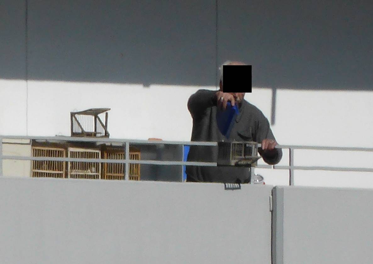  Der Mann auf seinem Balkon. 
