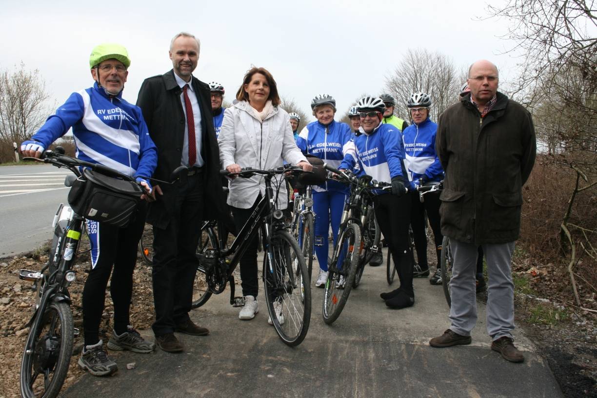  Dietrich Baude (links), der Landtagsabgeordnete Manfred Krick, die Bürgermeisterkandidatin der SPD Andrea Rottmann und Gerhard Decker von Straßen.NRW sowie Mitglieder des RV Edelweiß machten sich ein Bild vom neuen Asphalt des Radweges am Südring. 