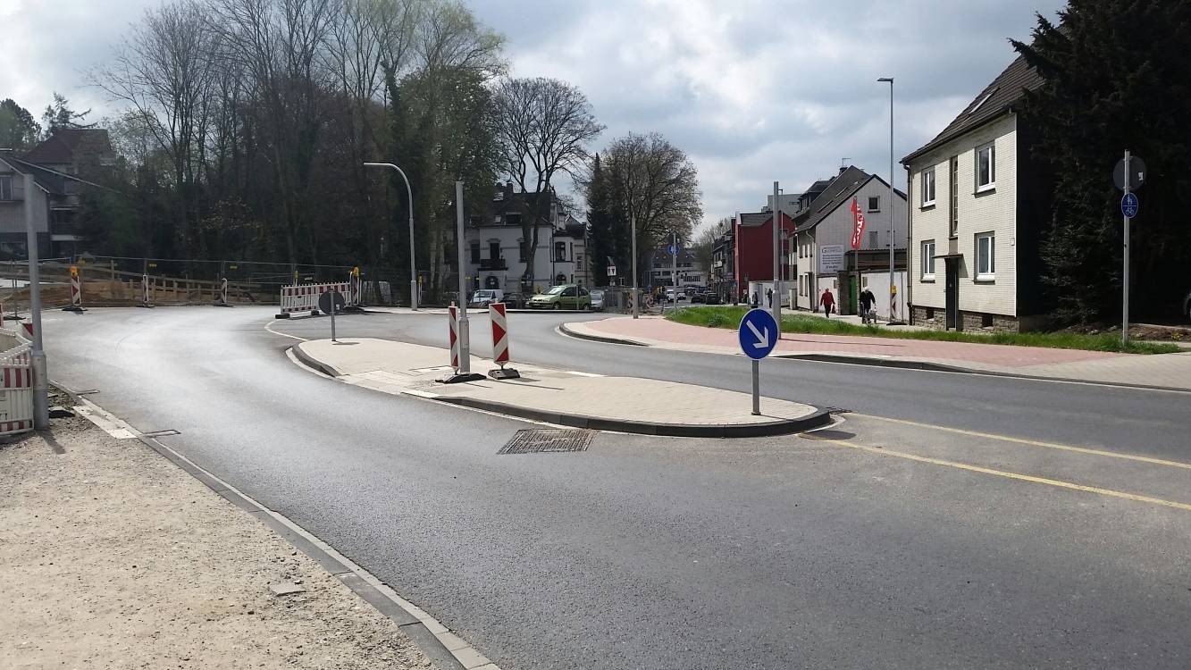  Fehlplanung oder Kostenersparnis? Am ehemaligen Hammerplatz müssen Radfahrer absteigen, wenn sie die Fahrbahn wechseln wollen. 