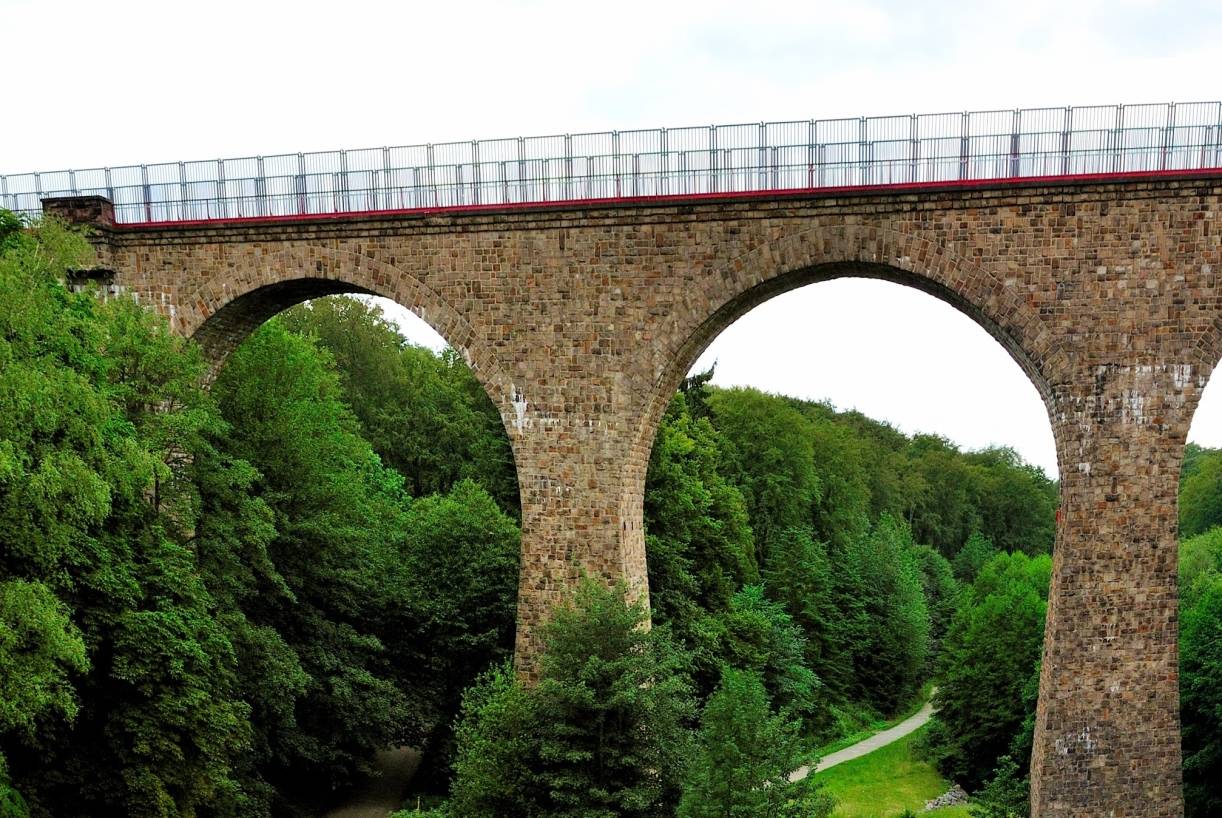  Die imposante Saubrücke gehört zum Panoramaradweg. 