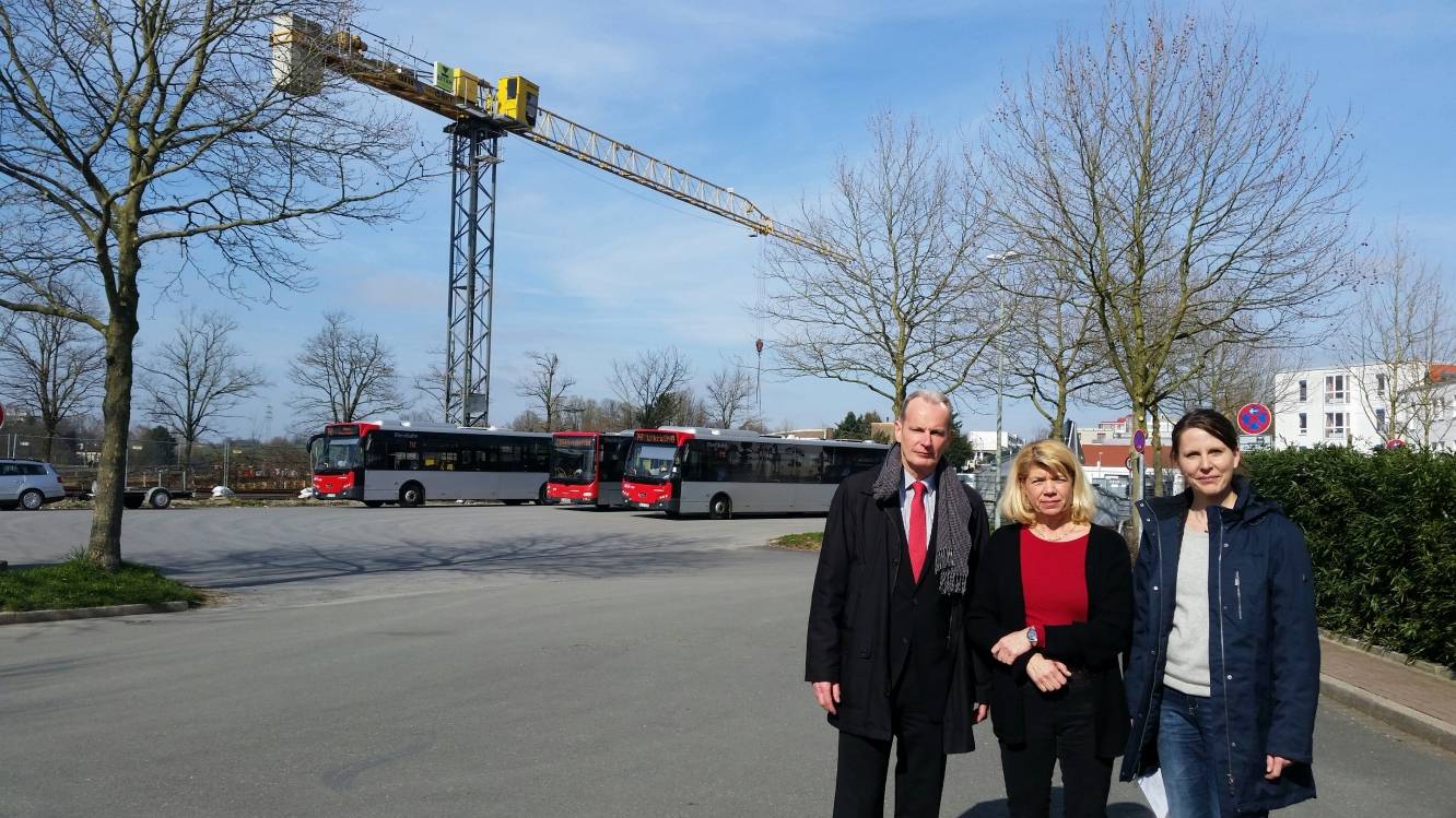  Das Ehepaar Uwe und Heike Marquardt sowie Nachbarin Petra Postert-Burger sind sichtlich verärgert über den Buswendeplatz vor ihren Haustüren. 